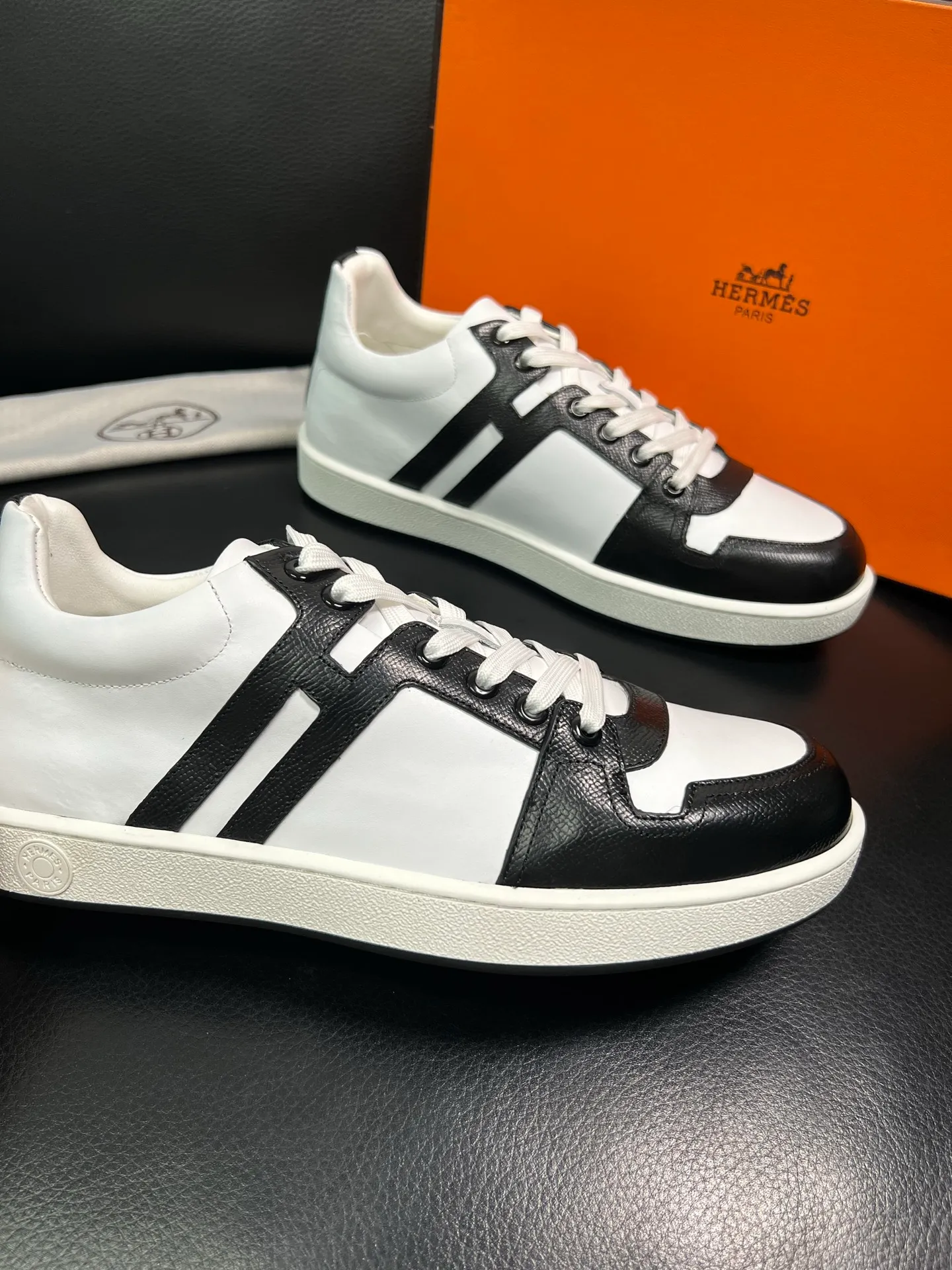 Men's shoes 💰700 Hermes Top Purchasing Agent Hermes counters are on sale at the same time with original factory configuration, original cowhide fabric imported from Italy, high-quality splicing technology, fully imported water-dyed cowhide lining, soles: original soles specially provided by the original factory are super comfortable, the original factory and single goods are of high quality, welcome to compare at the same time at the counter, code number 38-44 (customized 45 46) 85851